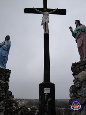 DSC00046.JPG - Fot. T. Kraszewski | 
Na szczycie GOLGOTY widoczny Krzyż oraz postaci Matki Bożej i św.Jana.